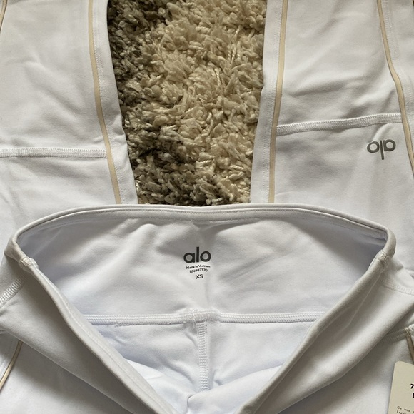 ALO Yoga 7/8 Airbrush White Leggings! - Picture 3 of 5